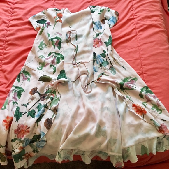 Wrap dress, fit and flare style. Frilly and girly - Picture 3 of 4